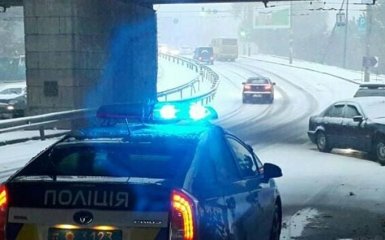 Снег в Киеве: в сети показали фото того, как все плохо на дорогах столицы