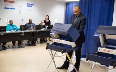 Обама досрочно проголосовал за своего преемника: появились фото и видео