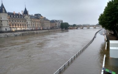 Париж затопила река Сена, которая вышла из берегов: появились фото и видео