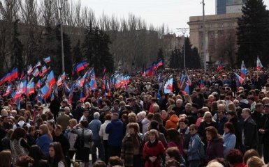 Свято сепаратизму: в ДНР мітинг з нагоди річниці захоплення ДонОГА
