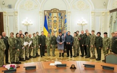 Порошенко посмертно нагородив вбиту в АТО медсестру ЗСУ