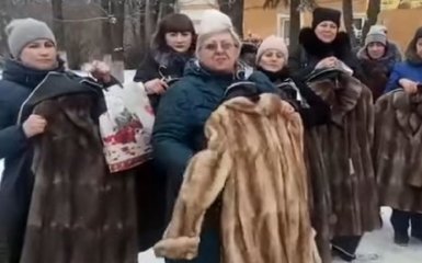 Вдовам загиблих окупантів на Донбасі роздали шуби — відео