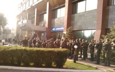 Под зданием Киевгорстроя дрались и бросали файеры: опубликованы фото и видео