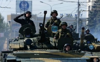 Без масок и карантина - как "ДНР" согнала людей на парад в Донецке