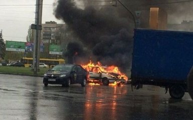 Пожар машины в Киеве: появились впечатляющие видео