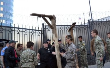 В Одессе к российскому консульству принесли виселицы и навоз: появились фото и видео