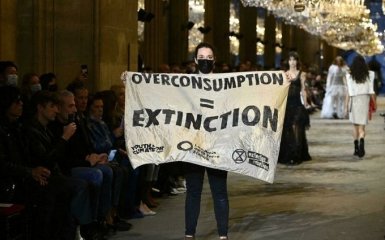 Климатические активисты ворвались на показ мод Louis Vuitton в Париже