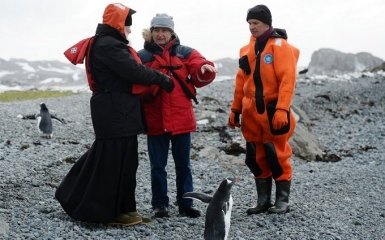 В сети продолжают смеяться над главой РПЦ с пингвинами: появились веселые картинки