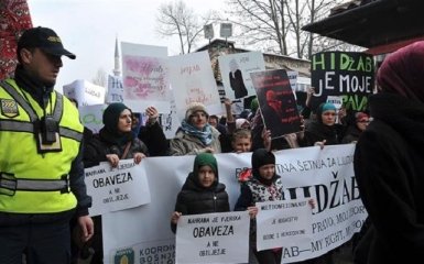 Боснийские женщины протестуют против запрета на хиджаб