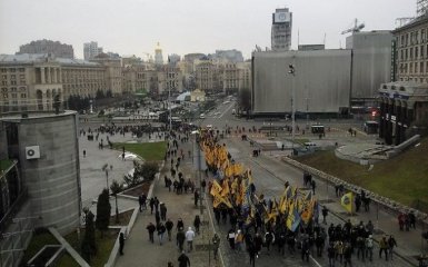 Появилось видео марша "Азова" в гости к Порошенко и Луценко