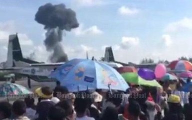 У Таїланді літак розбився на дитячому шоу: з'явилося відео моменту