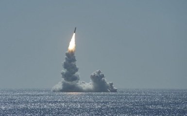 Японія заявила про влучання ракет Китаю у її води