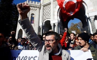 В Турции за день уволили почти 4 тыс. госслужащих из-за угрозы "нацбезопасности"