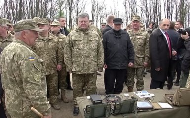 Довольный Порошенко посмотрел, как стреляют украинские военные: опубликовано видео