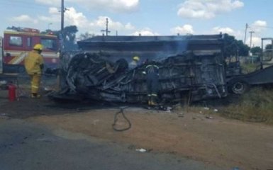 В ЮАР в результате столкновения автобуса с грузовиком погибли 20 детей