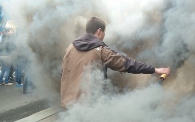 Полк "Азов" устроил марш по Киеву с дымовыми шашками: появились фото