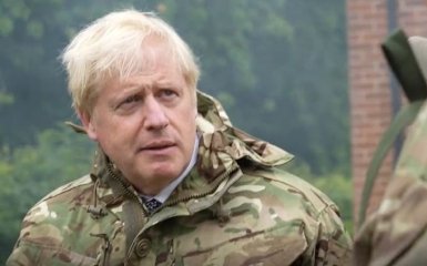 Джонсон посетил обучение украинских военных в Британии — відео