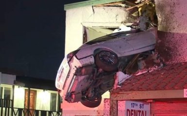 У США автомобіль влетів у вікно другого поверху будівлі: з'явилися фото і відео