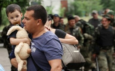 Переселенцы с Донбасса смогут получить по 100 тысяч: источник рассказал, кто и на каких условиях