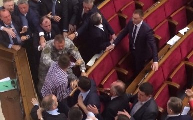 У Раді скандальний депутат побився з екс-регіоналами: з'явилися відео та фото