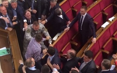 В Раде скандальный депутат подрался с экс-регионалами: появились видео и фото