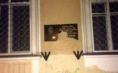 В Одессе разбили мемориальную доску советскому военачальнику: опубликовано фото