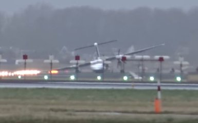 В Амстердаме самолет с пассажирами совершил жесткую посадку: появилось впечатляющее видео