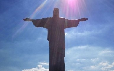 У Ріо-де-Жанейро відома статуя "засвітилася" кольорами українського прапора: опубліковано фото