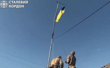 Украинские пограничники подняли Государственный флаг в "серой зоне" Харьковщины