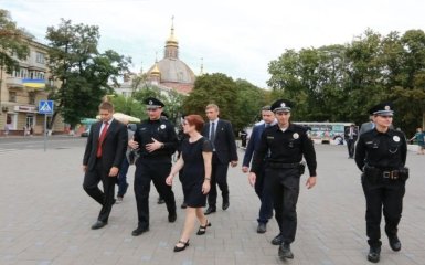 Новый посол США помогла полиции патрулировать Мариуполь: появились фото