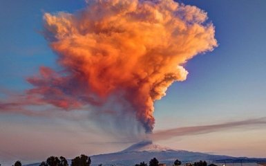 В Італії прокинувся найвищий вулкан Європи: з'явилося відео