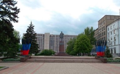 Боевики ДНР отрепетировали парад и украсили Шевченко своей символикой: появились фото