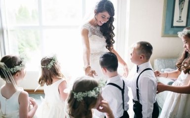 Учительница пригласила солнечных детей на свою свадьбу: трогательные фото