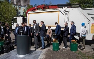 В Киеве установили принципиально новые контейнеры для мусора: появились фото