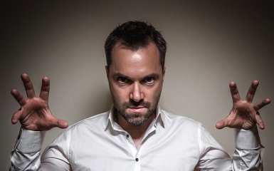 Парадокс Арестовича: почему толпа всегда пытается уничтожить своего героя