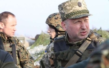 Из-за обострения на Донбассе Турчинов рванул в зону АТО: появились подробности