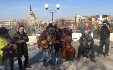 Легендарный русский рокер устроил концерт на улице Харькова: появилось видео