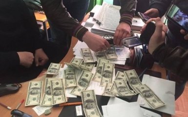 Співробітник ДМС намагався продати іноземцю громадянство України за 3 тисячі доларів