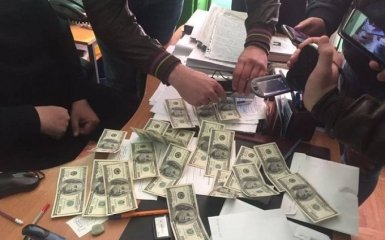 Сотрудник ГМС пытался продать иностранцу гражданство Украины за 3 тысячи долларов