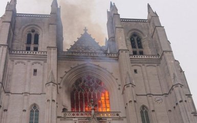 У Франції горить найвідоміший собор Петра і Павла - з'явилися моторошні відео