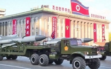 На військовому параді в КНДР представили нову балістичну ракету: ЗМІ показали фото
