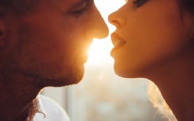 Ученые обнаружили первые упоминания о романтических поцелуях. Они оказались древнее, чем считалось