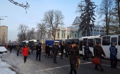 У центрі Києва вже збираються мітингувальники, стягнута Нацгвардія: з'явилися фото і відео