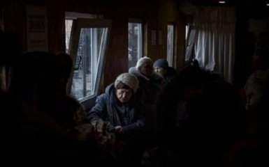 На лютневому морозі: опубліковані моторошні фото кілометрових черг до пунктів пропуску на Донбасі