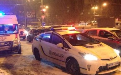 У Києві маршрутка влетіла в стовп, багато постраждалих: з'явилися фото