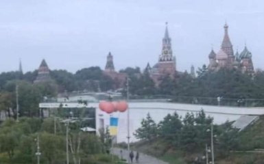 В небе над Москвой появился украинский флаг