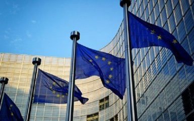 Еврокомиссия планирует рекомендовать проведение переговоров по членству Украины — Bloomberg