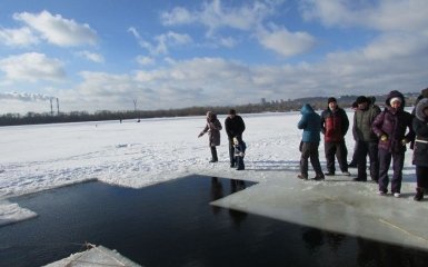 Праздник Крещения: украинцы разделились на ныряльщиков и комментаторов, появились фото