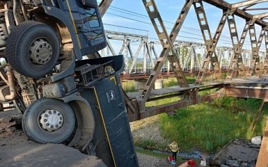 В Закарпатье обрушился мост с грузовиком и авто. Есть пострадавшие