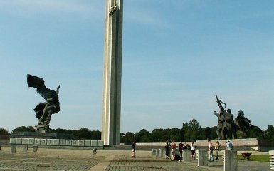 У Ризі знесли памятник "Визволителям радянської Латвії" — відео